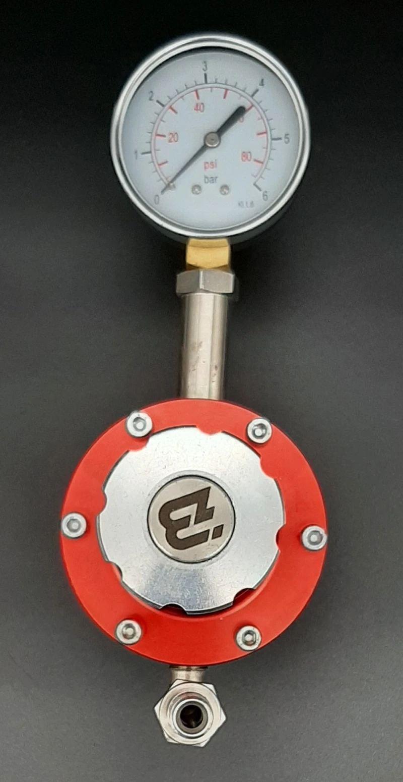 Material pressure regulator